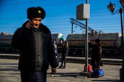 Varios pasajeros en la estación de Shymkent esperando el tren hacia Almaty, este martes.