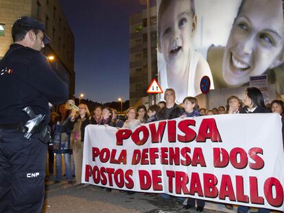 Trabajadores de Povisa se manifiestan ante la clínica Fátima, donde Feijóo asistía a una inauguración.