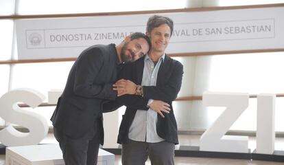 Paul Larrain y Gael García Bernal en el photocall de la película "Neruda".