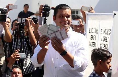 Antonio Echavarría acude a emitir su voto.