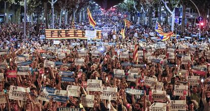 Los manifestantes sostienen pancartas de apoyo a Jordi Sánchez y Jordi Cuixart, el 17 de octubre de 2017, en Barcelona.