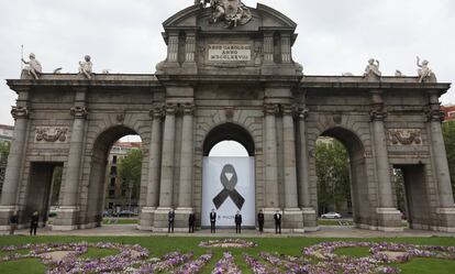 Portavoces de los grupos políticos ante el crespón negro en la Puerta de Alcalá