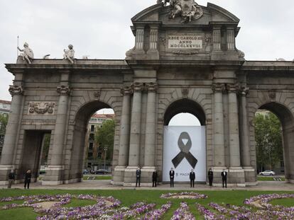 Portavoces de los grupos políticos ante el crespón negro en la Puerta de Alcalá