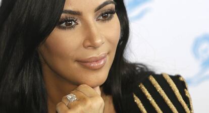 Kim Kardashian con el anillo de compromiso.
