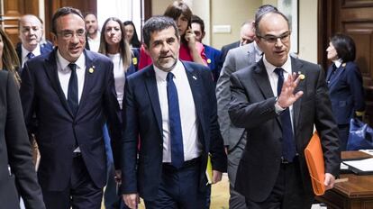 Los diputados electos de JxCat, de izquierda a derecha, Josep Rull, Jordi Sànchez y Jordi Turull, a la salida del registro del Congreso tras entregar sus credenciales.