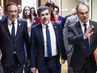 Los diputados electos de JxCat, de izquierda a derecha, Josep Rull, Jordi Sànchez y Jordi Turull, a la salida del registro del Congreso tras entregar sus credenciales.