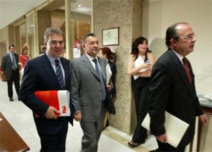 El presidente de la comisión del 11-M, Paulino Rivero (en primer término, en el centro), en el Congreso.