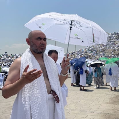 MECCA, SAUDI ARABIA - JUNE 15: Prospective pilgrims pray at the Jabal ar-Rahmah in Arafat as Muslims continue their worship to fulfill the Hajj pilgrimage in Mecca, Saudi Arabia on June 15, 2024. (Photo by Sarp Ozer/Anadolu via Getty Images)