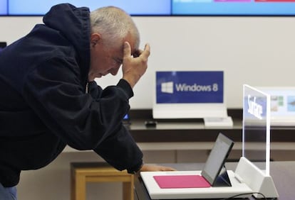 Un consumidor probando el nuevo Windows