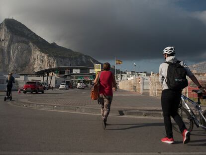 El paso entre La Línea de la Concepción y Gibraltar, con el Peñón al fonto, el pasado junio.