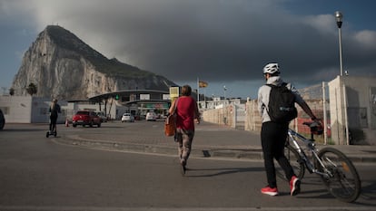 El paso entre La Línea de la Concepción y Gibraltar, con el Peñón al fonto, el pasado junio.