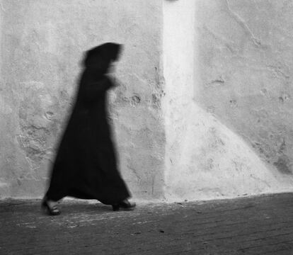 La Fundación Mapfre en Madrid dedica una retrospectiva a la obra del fotógrafo sueco Christer Strömholm (1918-2002). Son unas 150 imágenes de su trayectoria. En la imagen, 'Tánger' (1952).