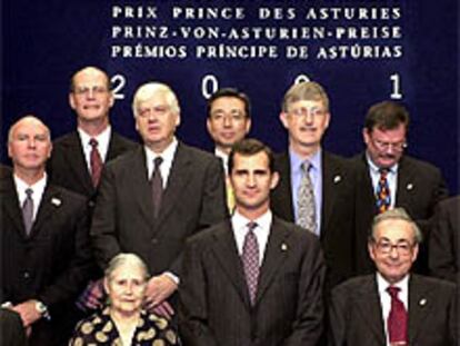 El Príncipe Felipe posa con los galardonados, durante la recepción oficial previa a la entrega de los premios.