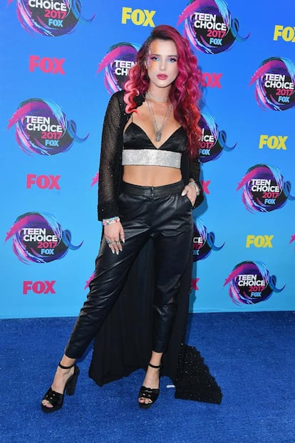 Bella Thorne se marcó el estilismo más atrevido de la noche, protagonizado por un maquillaje repleto de purpurina y color.