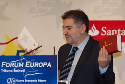 Jesús Eguiguren, con una Biblia en su mano, durante la intervención de ayer en el Fórum Europa de Bilbao.
