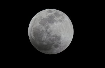 Vista de la luna desde la capital mexicana al anochecer del 15 de mayo de 2022. 