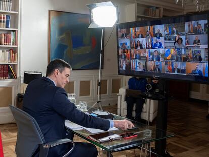 El presidente del Gobierno, Pedro Sánchez, durante la videoconferencia con los presidentes autonómicos, el pasado marzo.