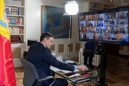 El presidente del Gobierno, Pedro Sánchez, durante la videoconferencia con los presidentes autonómicos, el pasado marzo.