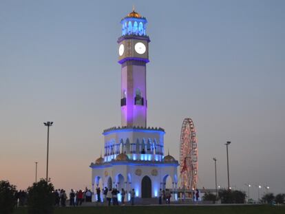 Un gran torre iluminada muestra el camino hasta la fuente.