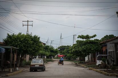 A pesar de que los estándares internacionales indican que los aerogeneradores no deben estar cerca de las comunidades para evitar afectaciones por el ruido, en Unión Hidalgo estos son parte del paisaje y el sonido de escucha de manera constante. El paisaje sonoro que anteriormente era dominado por las aves, ahora se integra por el incesante sonido que generan las aspas de los más de dos mil aerogeneradores que se han instalado.