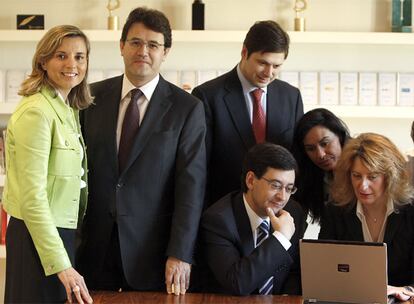 Jos Antonio Llorente y Olga Cuenca con sus colaboradores.