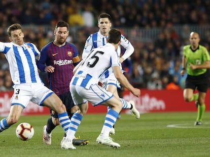 Lionel Messi rodeado de contrarios.