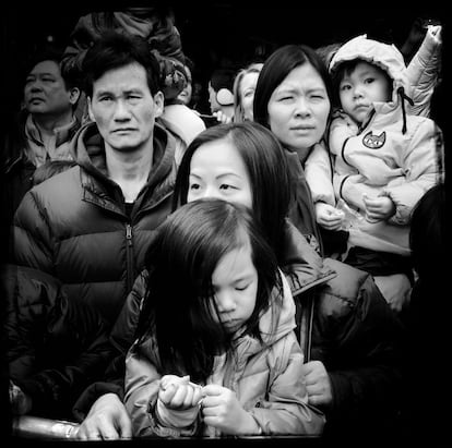 Uma multidão assiste ao desfile anual da Festa da Primavera pelas ruas de Chinatown, no dia 2 de fevereiro de 2014.