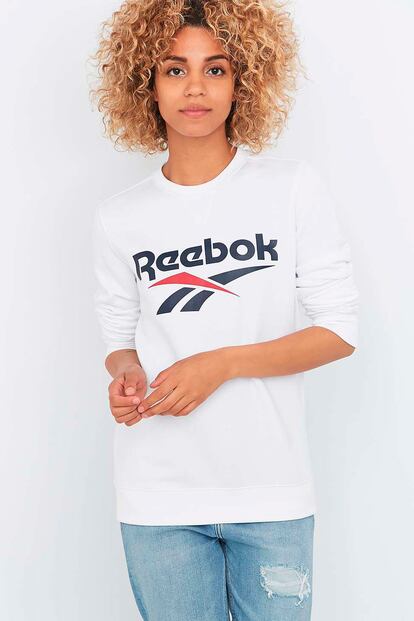 Sudadera blanca con logo Reebok. A la venta en Urban Outfiters (55 euros).