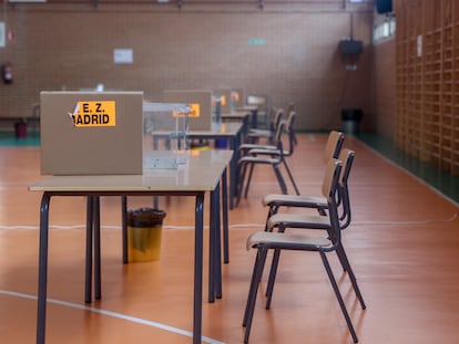Mesas electorales del CEIP Emperador Carlos V de Getafe (Madrid), en la víspera de las elecciones generales del 23-J.