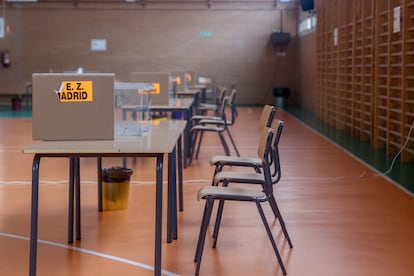 Preparativos en uno de los colegios electorales de Getafe, este sábado en Madrid. 
