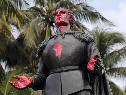 Pintadas en una estatua de Cristóbal Colón en el parque de Bayfront de Miami (Estados Unidos).