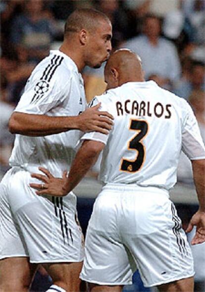 Ronaldo, tras marcar, besa a su compatriota Roberto Carlos en la cabeza.