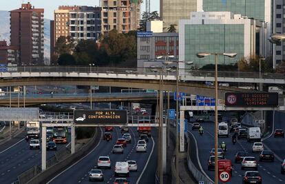 Paneles con información sobre la limitación de circulación a 70 km/h en la M-30 por la activación del protocolo por alta contaminación, en una imagen de archivo. 