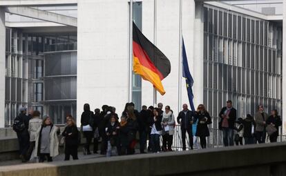 La bandera de Alemania y la de la Unin Europea ondean a media asta en el Reichstag (Berln) por las vctimas del avin accidentado.