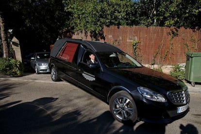 El coche fúnebre sale de la residencia de Emilio Botin en Somosaguas, Madrid, con destino a Santander