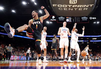 Devin Booker, de los Suns, festeja tras encestar uno de los 25 puntos que anotó en el tercer cuarto.