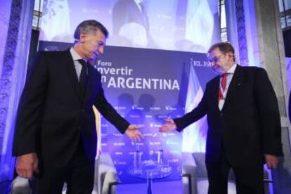 Mauricio Macri, presidente de Argentina, y Juan Luis Cebrián, presidente de PRISA y EL PAÍS.