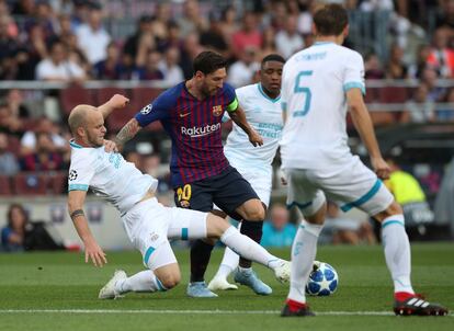 Lionel Messi regatea a un contrario durante una acción del partido.