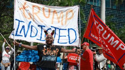 Aunque en evidente minoría, decenas de personas también acudieron a la corte a celebrar la imputación del exmandatario. En la imagen, manifestantes a favor y en contra de Donald Trump a las afueras de la Corte de Miami.