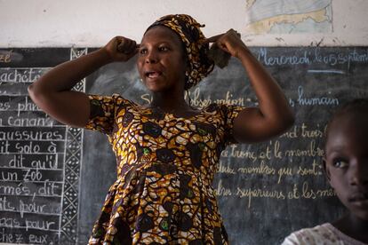 Madenga Fanny, 28 anos, trabalha como professora em uma escola de verão em Bambari. Na República Centro-Africana, menos de três entre cinco crianças têm acesso ao ensino primário. Nas áreas mais afetadas pela luta, as escolas são destruídas ou fechadas. No distrito de Ouaka, por exemplo, onde Madenga trabalha, pelo menos um quarto dos centros colocou o ferrolho no chão. "Meu trabalho é difícil e não é muito recompensador: muitas pessoas zombam dos professores, dizem que não ganham dinheiro e são apenas pobres, mas eu gosto", explica.