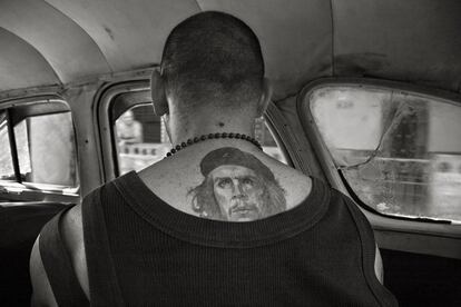 El fotógrafo Juan Manuel Díaz Burgos (Cartagena, 1951) estaba en La Habana cuando se produjo el fallecimiento del líder cubano Fidel Castro, el 25 de noviembre de 2016. Durante seis días recogió el ambiente que se vivía en la isla. Ahora expone su trabajo en el festival La Mar de Músicas, de su ciudad.