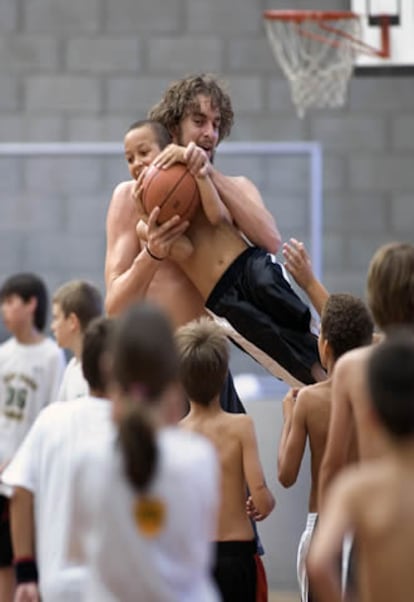 Gasol jugando con los niños al baloncesto en el campus de Basket de Nike.