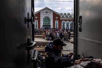 Las familias esperan para abordar un tren en la estación central de Kramatorsk mientras huyen de la ciudad, en la región de Donbás, el día 5 de abril de 2022.