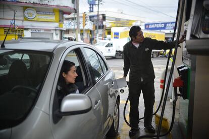 Una mujer reposta su autom&oacute;vil en la Ciudad de M&eacute;xico.