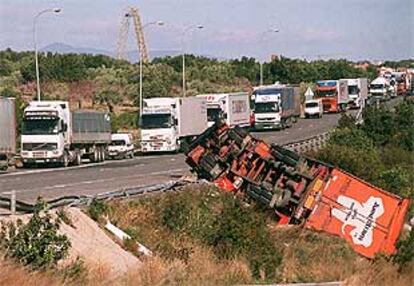 Uno de los ocho vehículos que volcaron ayer en carreteras de Tarragona por el viento.