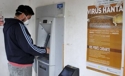 Un hombre saca dinero en Epuyén.