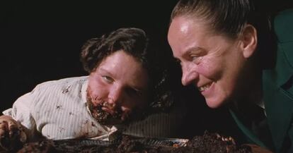 Imagen de la adaptación cinematográfica de 1996 de 'Matilda', en la que Bruce Bogtrotter, un niño obeso, es castigado a comerse una tarta gigante por haber robado un trozo de bizcocho.