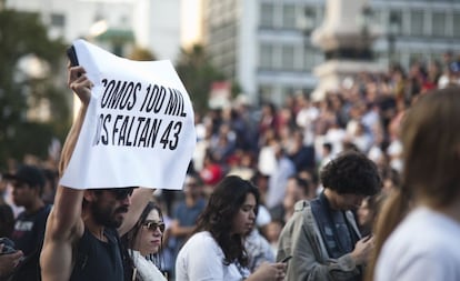 La de este miércoles fue la tercera gran manifestación ciudadana por los 43 estudiantes, que a finales de septiembre desaparecieron de la ciudad de Iguala tras un choque con la policía municipal.