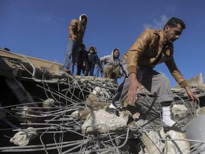 Palestinos, en los restos de una vivienda demolida hoy por el Ejército en Hebrón. Las autoridades dicen que había sido construida "ilegalmente"
