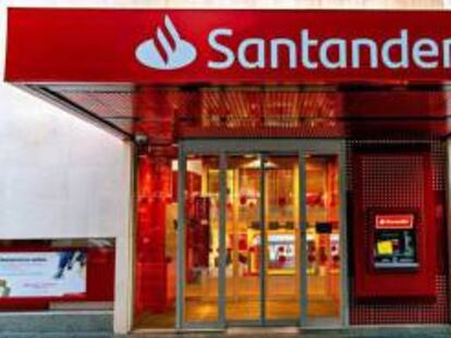 Jefferies mejora la recomendación de Santander a mantener y el precio objetivo a 3,1 euros